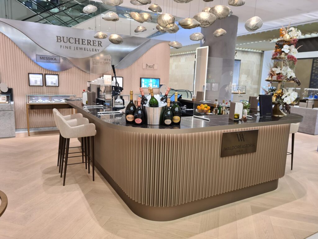 Luxuriöse Bar mit Schmuckdisplay und Sitzgelegenheiten