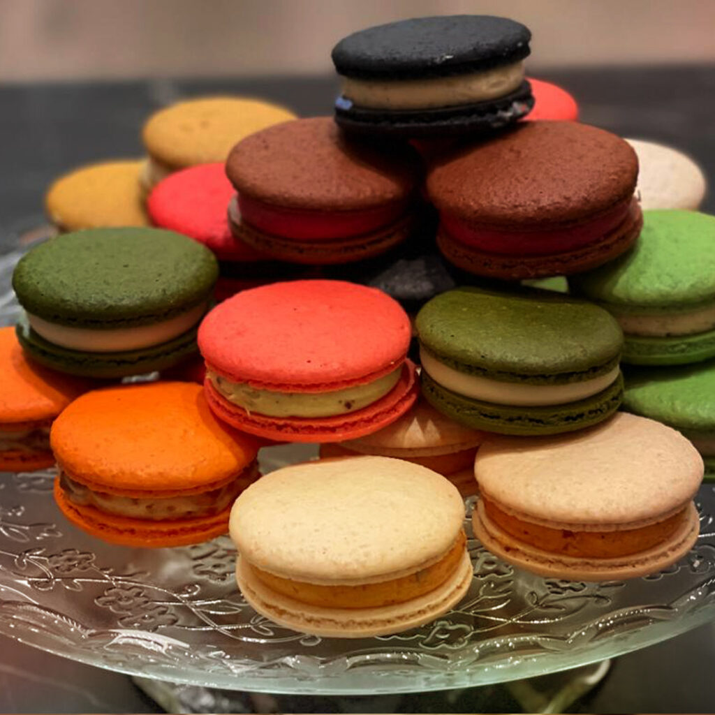 Bunte Macarons auf Glasplatte.