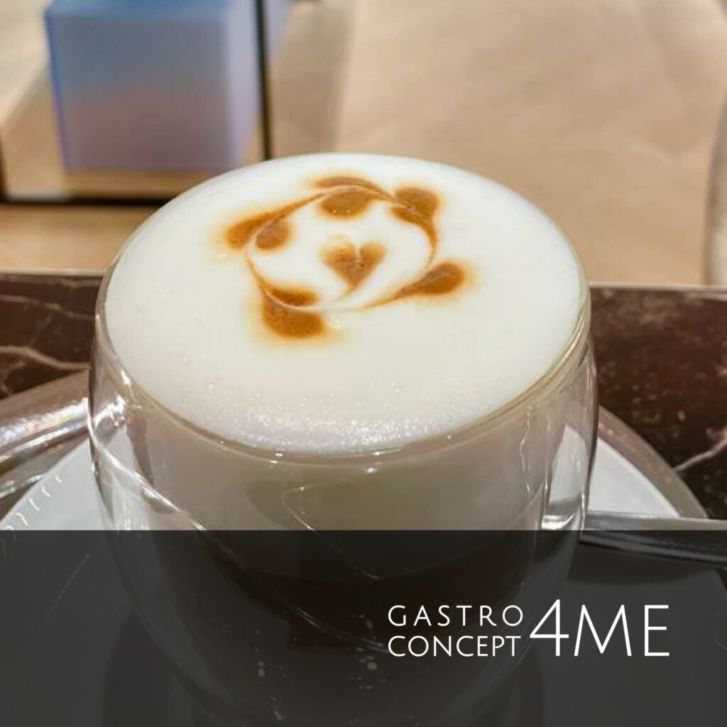 Cappuccino mit Latte Art im Glas