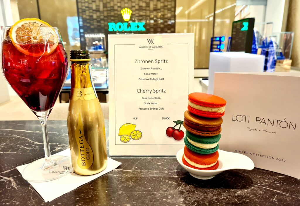 Getränk mit Macarons im Waldorf Astoria Berlin.