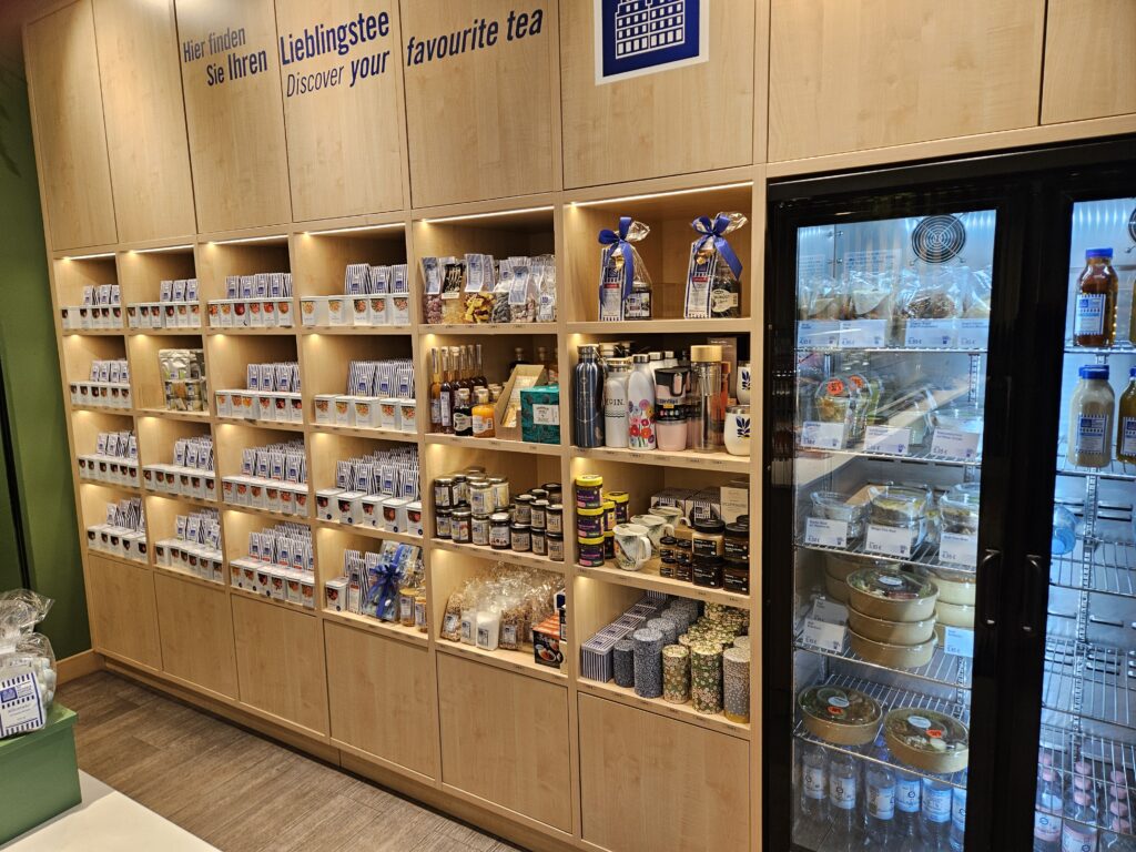 Vitrine mit Tee und Gourmetprodukten