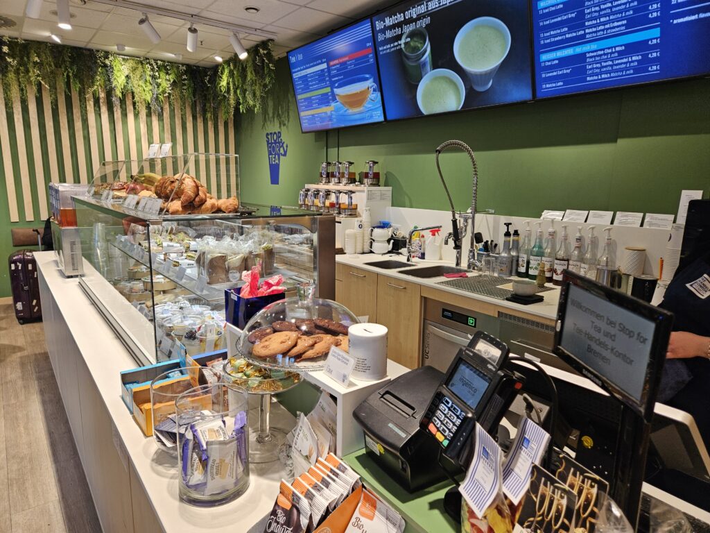 Café-Theke mit Gebäck und Teeangebot
