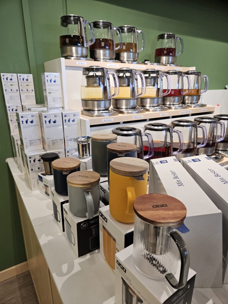 Ausstellung von Teezubehör in einem Geschäft