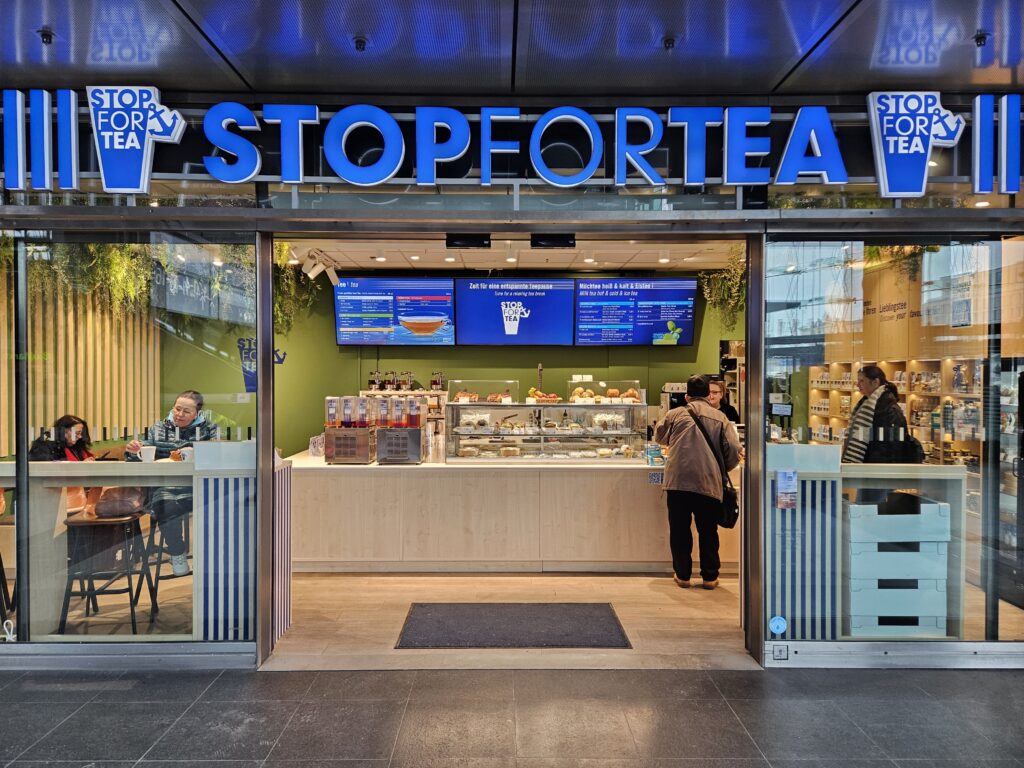 Teeladen Eingang mit Kunden